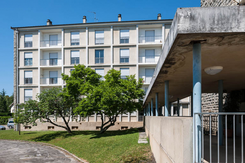 Cour intérieure : à droite gymnase, au fond bâtiment administration-logements. © Région Bourgogne-Franche-Comté, Inventaire du patrimoine