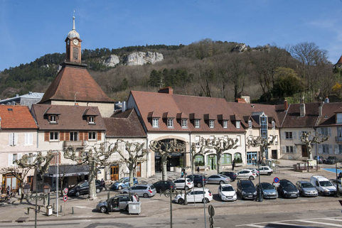 Vue générale depuis la place des déportés du site externat et restaurant d'application. © Région Bourgogne-Franche-Comté, Inventaire du patrimoine