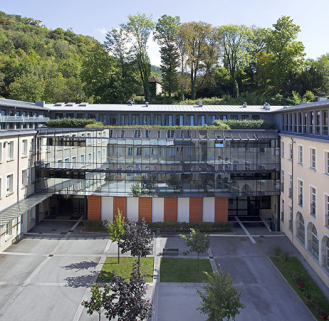 Ensemble des bâtiments d'externat du site des jacobins : aménagement de la cour et reconstruction de l'aile Est. © Région Bourgogne-Franche-Comté, Inventaire du patrimoine