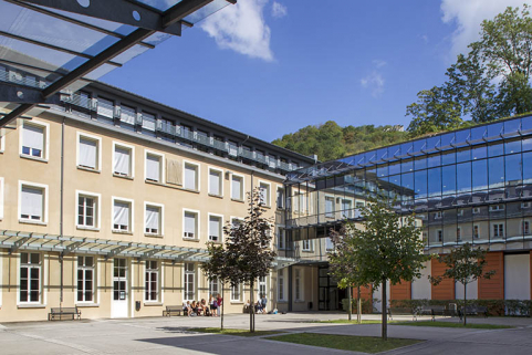 Aile Nord : façade antérieure  sur cour, avec auvent. © Région Bourgogne-Franche-Comté, Inventaire du patrimoine