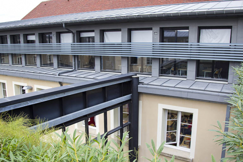 Surélévation de l'aile Nord  : détail de la jonction entre façades au dernier étage.  © Région Bourgogne-Franche-Comté, Inventaire du patrimoine