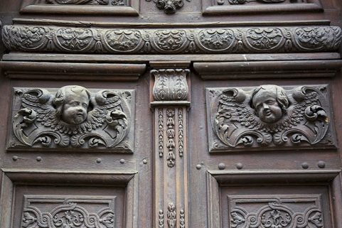 Site des oratoriens : détail du linteau de la porte des anges. © Région Bourgogne-Franche-Comté, Inventaire du patrimoine Site des oratoriens : détail du linteau de la porte des anges. © Région Bourgogne-Franche-Comté, Inventaire du patrimoine