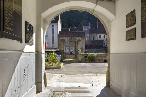 Site des oratoriens : vue de la cour intérieure depuis la rue du théâtre. © Région Bourgogne-Franche-Comté, Inventaire du patrimoine Site des oratoriens : vue de la cour intérieure depuis la rue du théâtre. © Région Bourgogne-Franche-Comté, Inventaire du patrimoine
