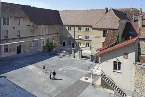 Externat : vue de la cour des oratoriens avec les adjonctions récentes. © Région Bourgogne-Franche-Comté, Inventaire du patrimoine Externat : vue de la cour des oratoriens avec les adjonctions récentes. © Région Bourgogne-Franche-Comté, Inventaire du patrimoine
