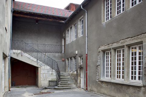 Escalier de la maison Bonotte et façades ouest. © Région Bourgogne-Franche-Comté, Inventaire du patrimoine Escalier de la maison Bonotte et façades ouest. © Région Bourgogne-Franche-Comté, Inventaire du patrimoine