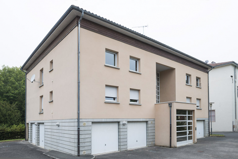 Vue 3/4 du bâtiment de logements. © Région Bourgogne-Franche-Comté, Inventaire du patrimoine