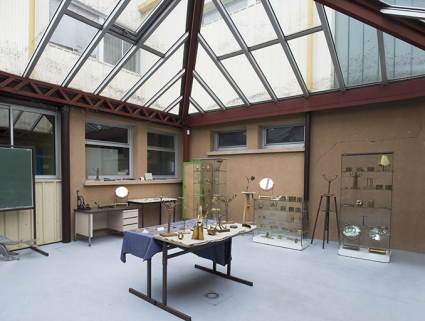 Patio situé au coeur des ateliers : présentation des travaux d'élèves. © Région Bourgogne-Franche-Comté, Inventaire du patrimoine