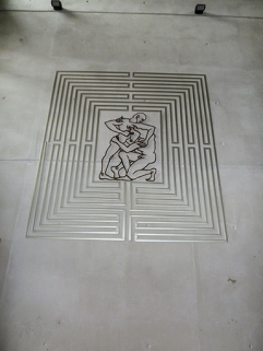 labyrinthe du temps,  au centre le Minotaure. © Région Bourgogne-Franche-Comté, Inventaire du patrimoine