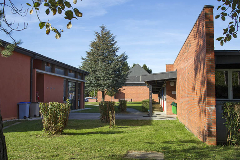 Depuis le sud, face au pignon sud du pavillon d'entrée, entre la façade antérieure ouest de l'aile sud du lycée et le centre de formation des apprentis. © Région Bourgogne-Franche-Comté, Inventaire du patrimoine