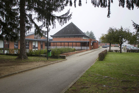 Vue sur la passerelle d'entrée, du nord-ouest de l'externat. © Région Bourgogne-Franche-Comté, Inventaire du patrimoine