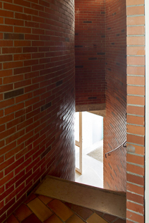 A l'intérieur du foyer, l'escalier en vis sans jour s'ouvrant à droite. © Région Bourgogne-Franche-Comté, Inventaire du patrimoine