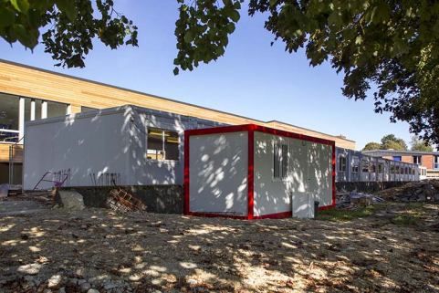 Depuis l'angle sud-est, vue sur les anciens préfabriqués et la nouvelle construction de 2014. (salle de cours)  © Région Bourgogne-Franche-Comté, Inventaire du patrimoine