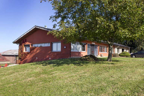 Pignon sud et façade antérieure est du magasin de commerce de l'exploitation. © Région Bourgogne-Franche-Comté, Inventaire du patrimoine