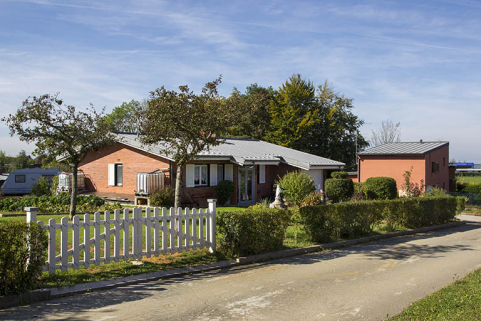 Logements au sud, face à la formation professionnelle. © Région Bourgogne-Franche-Comté, Inventaire du patrimoine