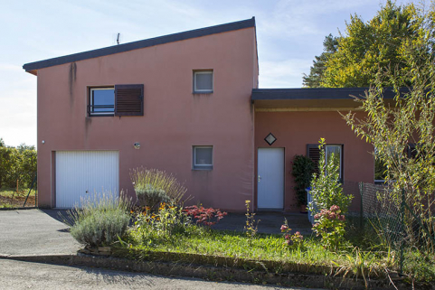 Logements : détail de pignon et entrée sur rue.  © Région Bourgogne-Franche-Comté, Inventaire du patrimoine