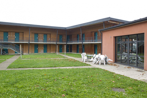 Cour du bâtiment d'hébergement adultes. © Région Bourgogne-Franche-Comté, Inventaire du patrimoine