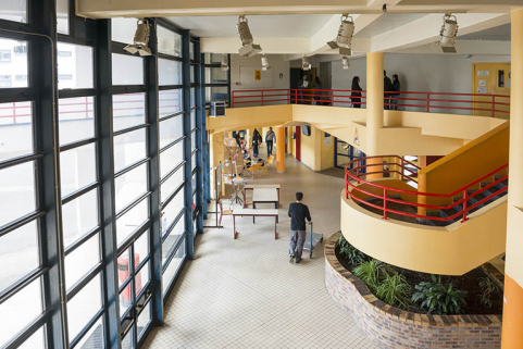 Héricourt, lycée Louis Aragon : vue sur le hall d'entrée. © Région Bourgogne-Franche-Comté, Inventaire du patrimoine Héricourt, lycée Louis Aragon : vue sur le hall d'entrée. © Région Bourgogne-Franche-Comté, Inventaire du patrimoine