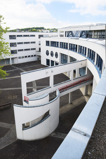Sud-ouest de la cour postérieure, angle nord-est de l'internat et façade sud de l'externat semi-circulaire. © Région Bourgogne-Franche-Comté, Inventaire du patrimoine