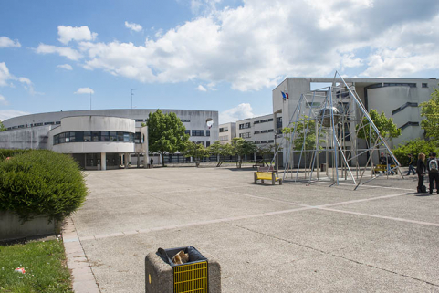 L'oeuvre sur sa place Elsa Triolet, vue du nord. © Région Bourgogne-Franche-Comté, Inventaire du patrimoine