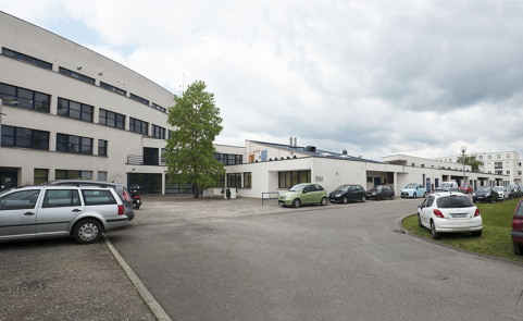 Cour postérieure nord, dite cour d'honneur, au nord de l'externat semi-circulaire, angle nord-est des cuisine et façade nord, garages rue Mendès France. © Région Bourgogne-Franche-Comté, Inventaire du patrimoine