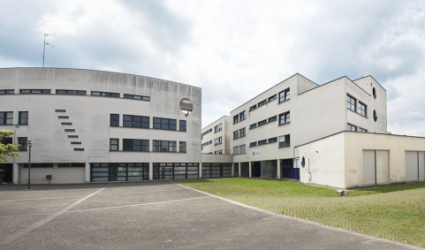 Cour et façade antérieure nord-ouest de l'externat et façade nord de l'internat. © Région Bourgogne-Franche-Comté, Inventaire du patrimoine