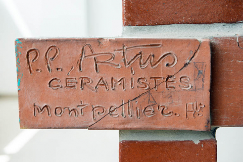Détail : signature du céramiste. © Région Bourgogne-Franche-Comté, Inventaire du patrimoine