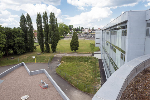 Vus de la terrasse de la rotonde, façade ouest de l'externat et détail de l'aile ouest de l'administration. © Région Bourgogne-Franche-Comté, Inventaire du patrimoine