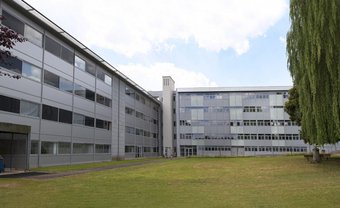 Cour devant les façades orientales des externats et la façade septentrionale de l'internat-externat. © Région Bourgogne-Franche-Comté, Inventaire du patrimoine