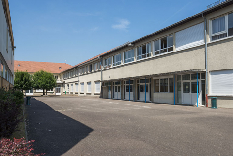 Partie ouest de la cour. © Région Bourgogne-Franche-Comté, Inventaire du patrimoine Partie ouest de la cour. © Région Bourgogne-Franche-Comté, Inventaire du patrimoine