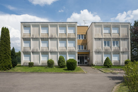 Façade ouest d'entrée des logements de fonction. © Région Bourgogne-Franche-Comté, Inventaire du patrimoine Façade ouest d'entrée des logements de fonction. © Région Bourgogne-Franche-Comté, Inventaire du patrimoine