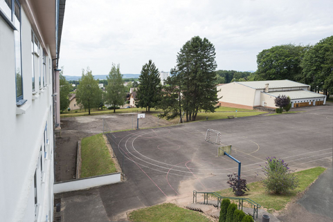 Terrain de basket et gymnase. © Région Bourgogne-Franche-Comté, Inventaire du patrimoine