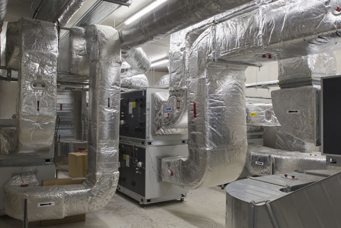 Machinerie d'extraction d'air du pôle hôtelier. © Région Bourgogne-Franche-Comté, Inventaire du patrimoine