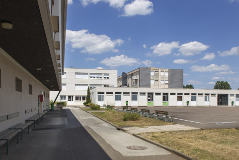 Le long de la façade est de la cantine, vue sur les façades sud de l'administration et le pignon sud de l'internat. © Région Bourgogne-Franche-Comté, Inventaire du patrimoine