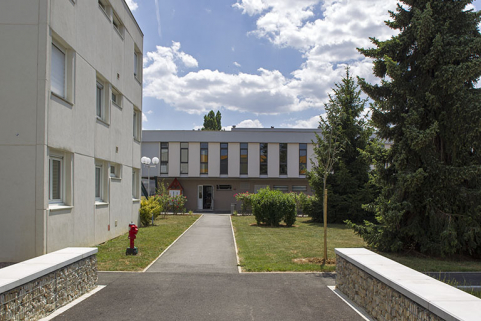 Détail de la façade nord de la cantine, vue depuis le long du pignon ouest des logements. © Région Bourgogne-Franche-Comté, Inventaire du patrimoine
