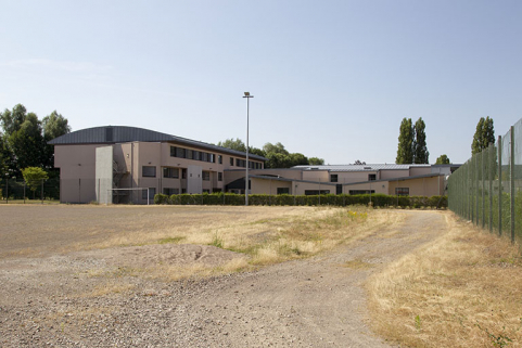 Façades et pignons nord des externats depuis le stade au nord. © Région Bourgogne-Franche-Comté, Inventaire du patrimoine