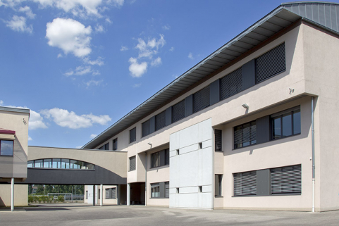 Vue de trois-quart sud-ouest de la façade antérieure de l'externat est et sa liaison aérienne. © Région Bourgogne-Franche-Comté, Inventaire du patrimoine
