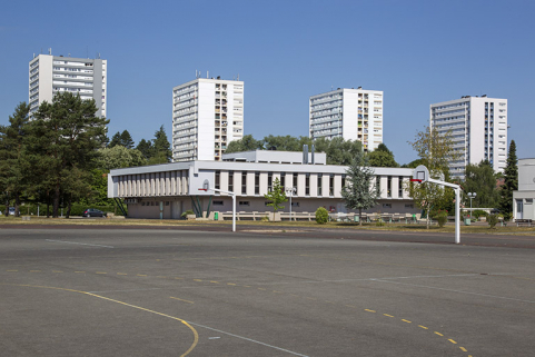 Vue éloignée de la cantine dans son quartier, depuis le sud-est. © Région Bourgogne-Franche-Comté, Inventaire du patrimoine