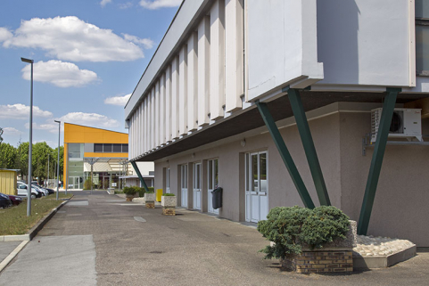 Angle sud-ouest de la cantine, les entrées et sorties sur la façade ouest. © Région Bourgogne-Franche-Comté, Inventaire du patrimoine