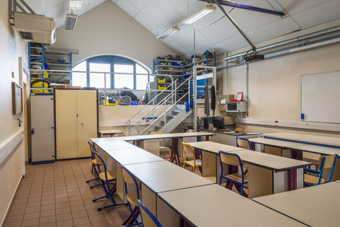 Salle de cours dans l'atelier mécanique auto. © Région Bourgogne-Franche-Comté, Inventaire du patrimoine