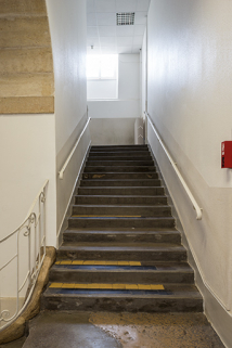 Détail d'escalier dans le hall d'entrée. © Région Bourgogne-Franche-Comté, Inventaire du patrimoine
