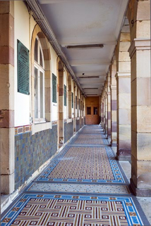 Lycée Condorcet : sous les arcades du corps central du grand lycée. © Région Bourgogne-Franche-Comté, Inventaire du patrimoine
