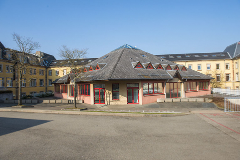 Façade postérieure (sud) du grand lycée et face sud de la pyramide. © Région Bourgogne-Franche-Comté, Inventaire du patrimoine