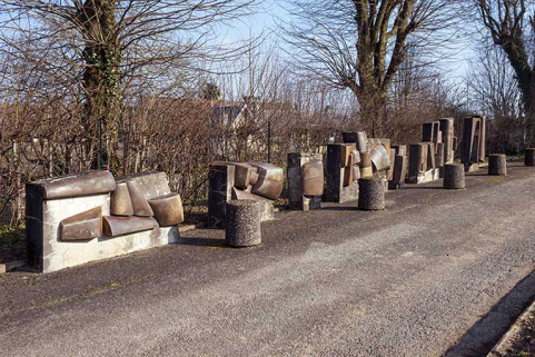 Sculpture de Nicole Giroud dans la cour d'honneur : partie haute.  © Région Bourgogne-Franche-Comté, Inventaire du patrimoine