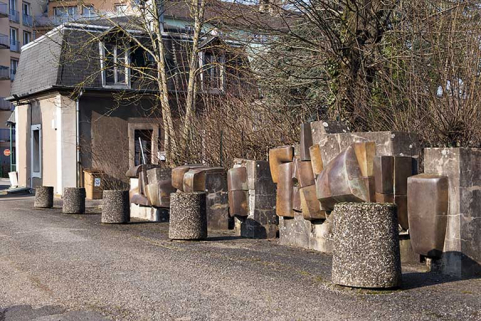 Sculpture de Nicole Giroud dans la cour d'honneur : partie basse.  © Région Bourgogne-Franche-Comté, Inventaire du patrimoine