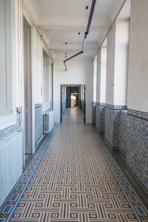 Un couloir du bâtiment central du grand lycée. © Région Bourgogne-Franche-Comté, Inventaire du patrimoine