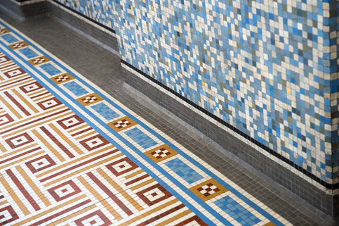 Détail de carrelage sol et mur du couloir. © Région Bourgogne-Franche-Comté, Inventaire du patrimoine