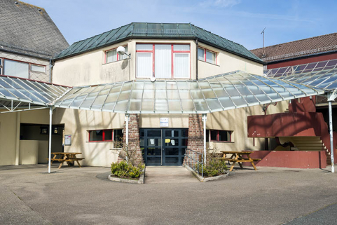 Cour, dite place des droits de l'homme, face au foyer à l'est. © Région Bourgogne-Franche-Comté, Inventaire du patrimoine