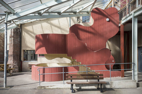 Vu de la place, escalier desservant le foyer. © Région Bourgogne-Franche-Comté, Inventaire du patrimoine