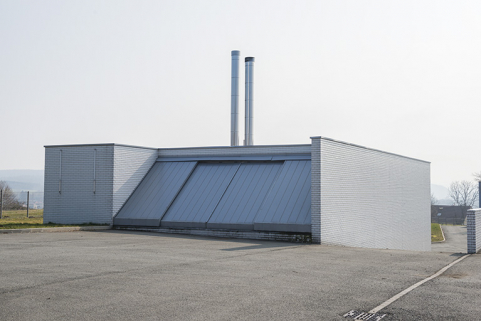 Façade de chargement du combustible et angle nord-ouest de la chaufferie. © Région Bourgogne-Franche-Comté, Inventaire du patrimoine