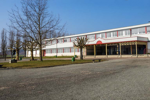 La sculpture de Jeanclos dans la cour devant la façade sud de l'externat nord. © Région Bourgogne-Franche-Comté, Inventaire du patrimoine